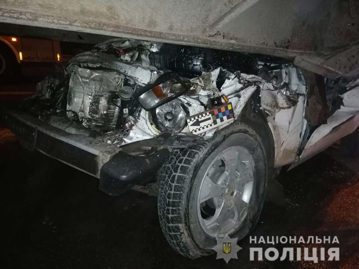 Влетів під фуру: поліцейські показали наслідки аварії на трасі "Київ-Чоп" (ФОТО)