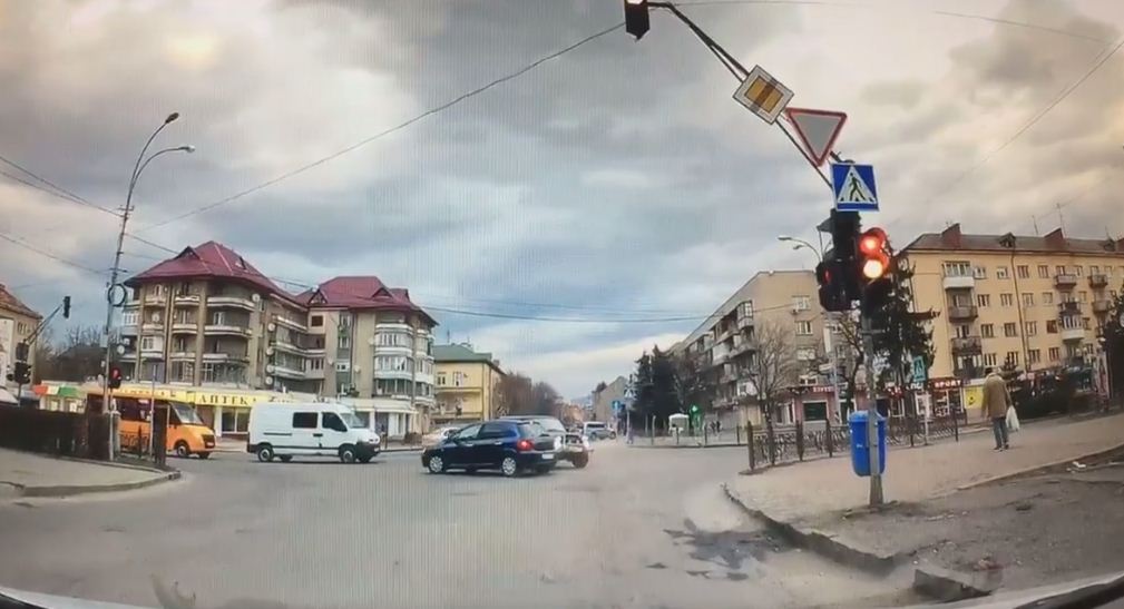ДТП в Ужгороді: дві автівки зіткнулись на перехресті (ВІДЕО)