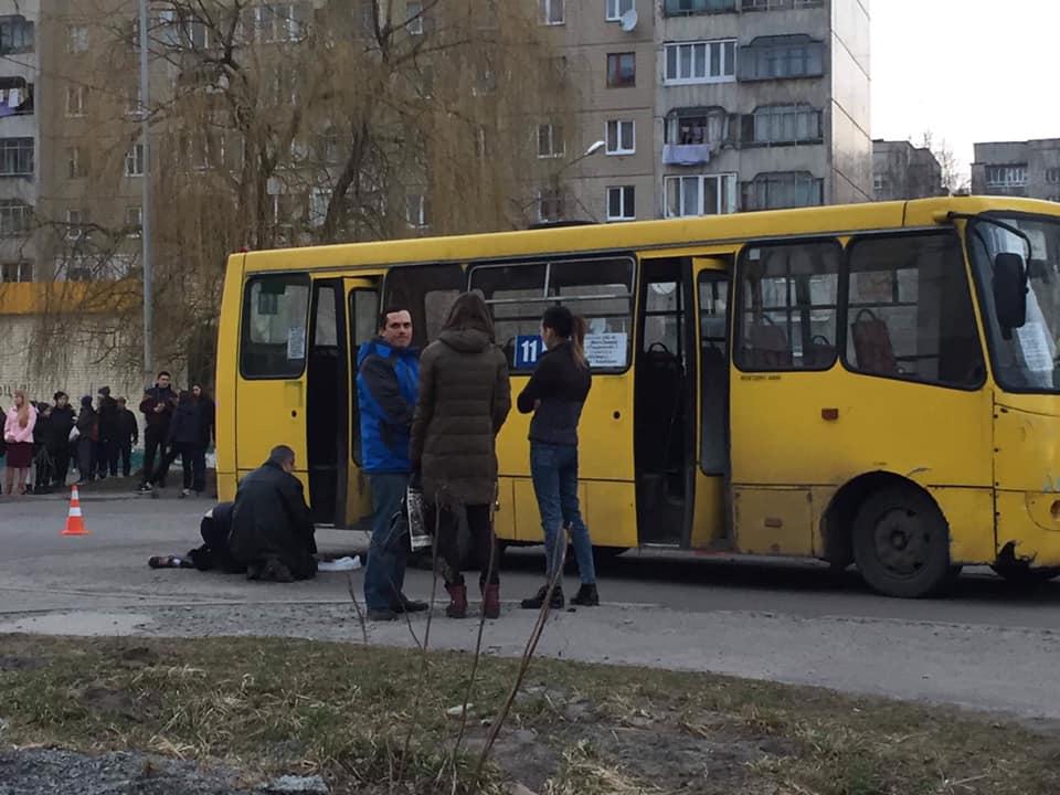 Автобус на смерть переїхав 10-річну школярку (ФОТО, ВІДЕО)