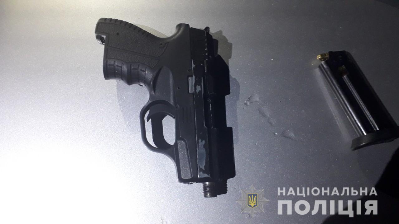 У мешканця міста Мукачева під час перевірки авто, було вилучено пістолет та набої (ФОТО)