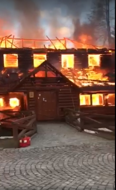 На Хустщині згорів ресторан готельного комплексу «Карпатія» (ВІДЕО)