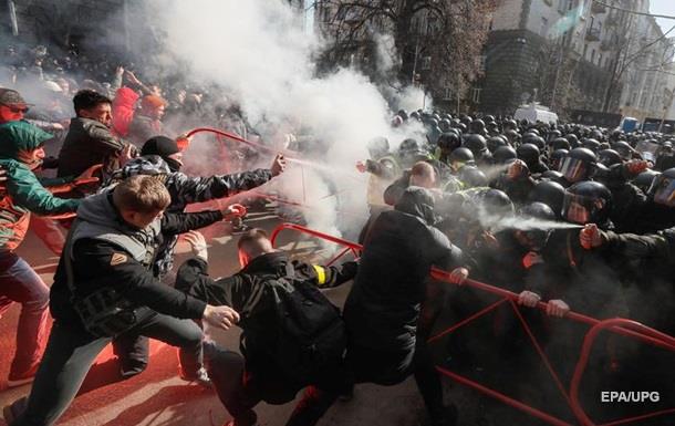 Під адміністрацією Президента відбулися сутички поліції та мітингувальників, є потерпілі (ВІДЕО)
