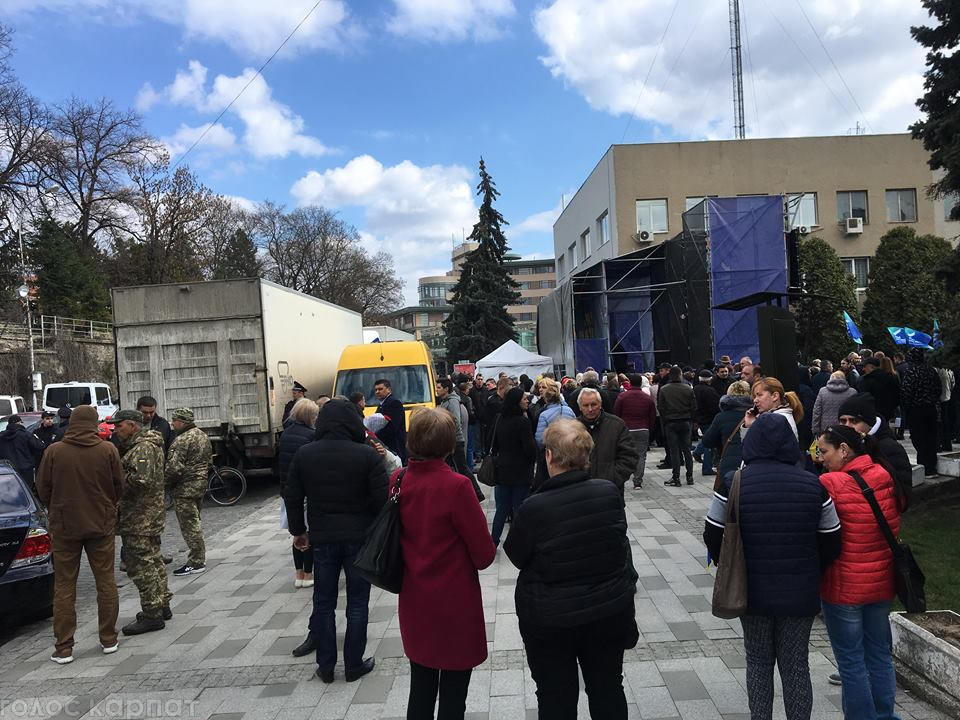 Тимошенко в Ужгороді: жителі неабияк обурені візитом кандидата (ФОТО)