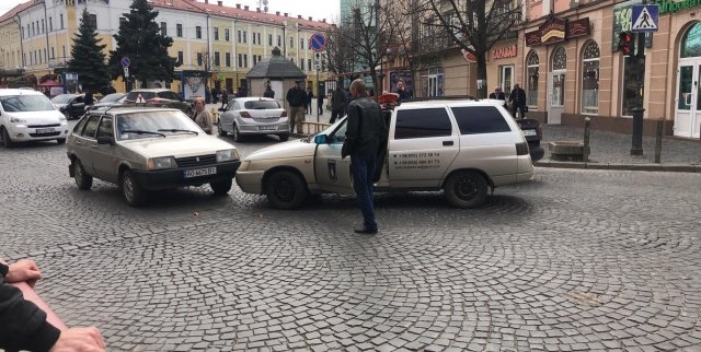 У Мукачеві рух центром міста ускладнено через ДТП (ФОТО)