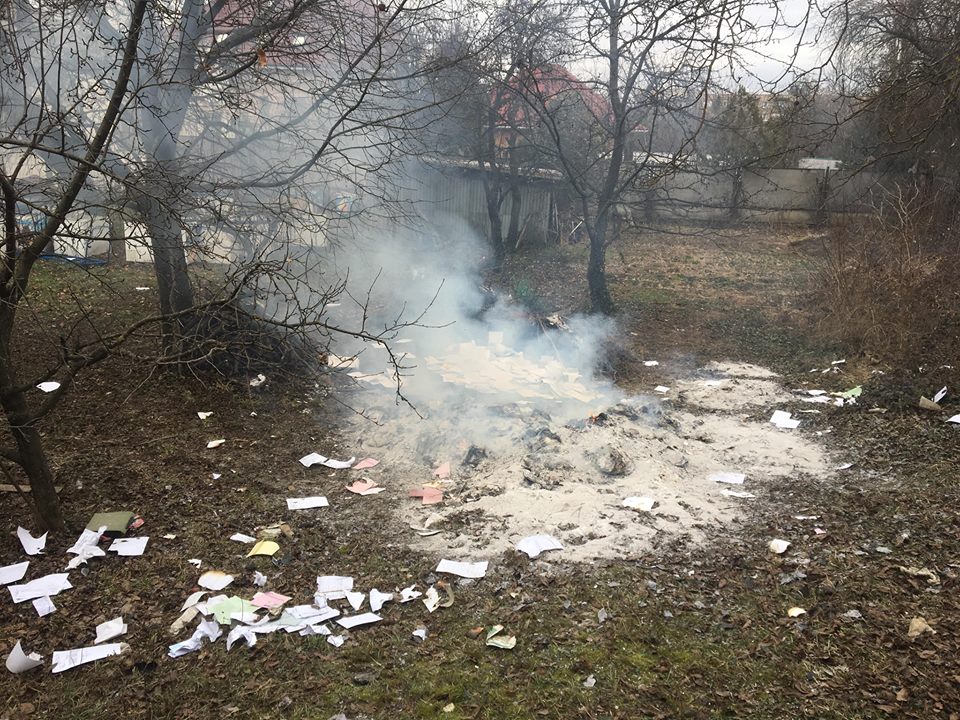 Житель Ужгорода повинен сплатити штраф за спалення побутових відходів (ФОТО)