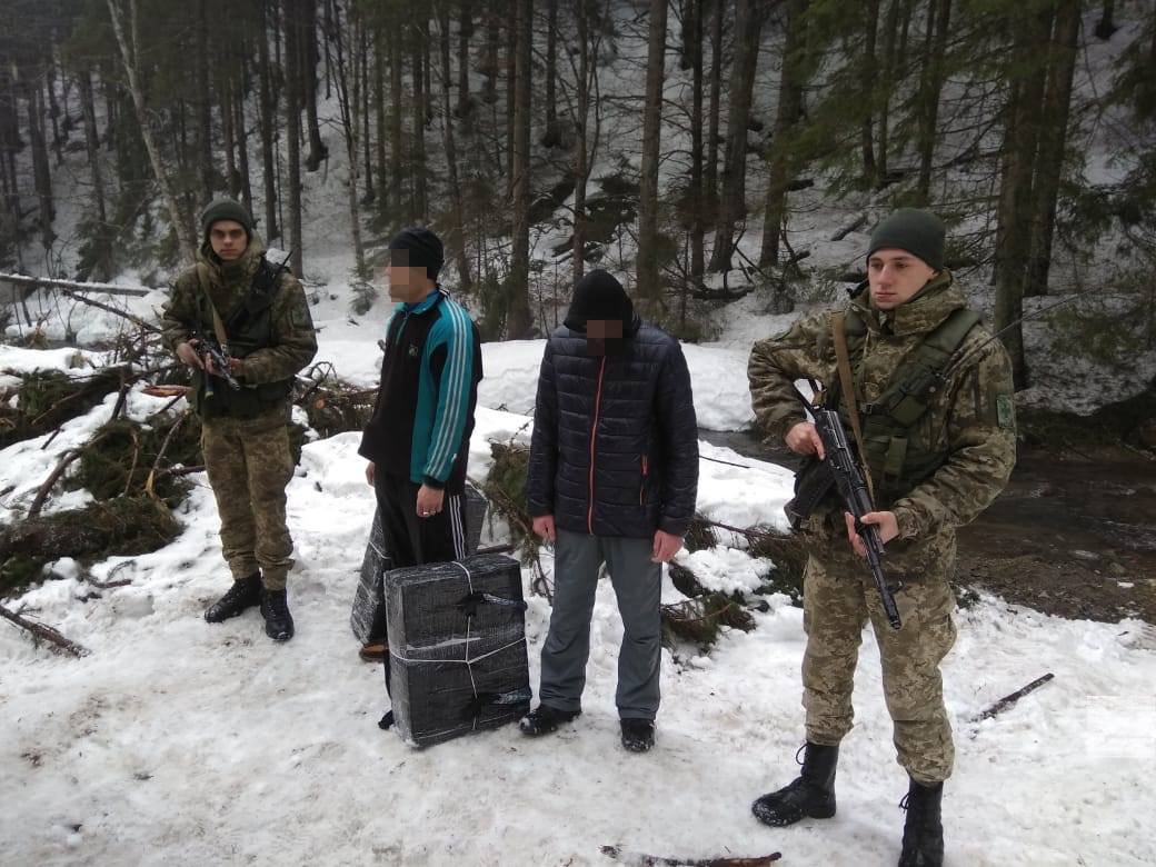 Дует контрабандистів затримали закарпатські прикордонники біля румунського кордону