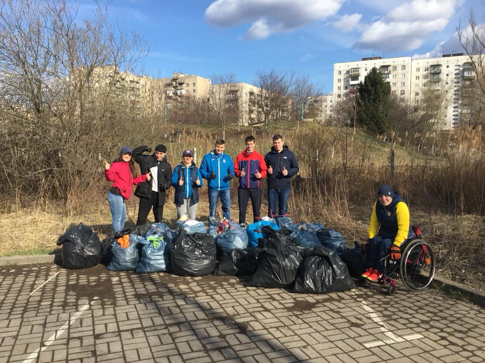 Ужгородці продовжують прибирати місто від сміття (ФОТО)