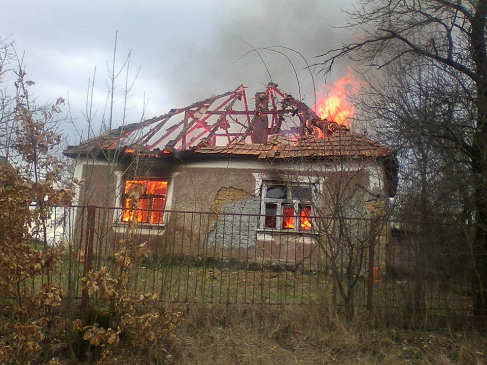 На Мукачівщині вщент згорів будинок: є загиблий (ФОТО)
