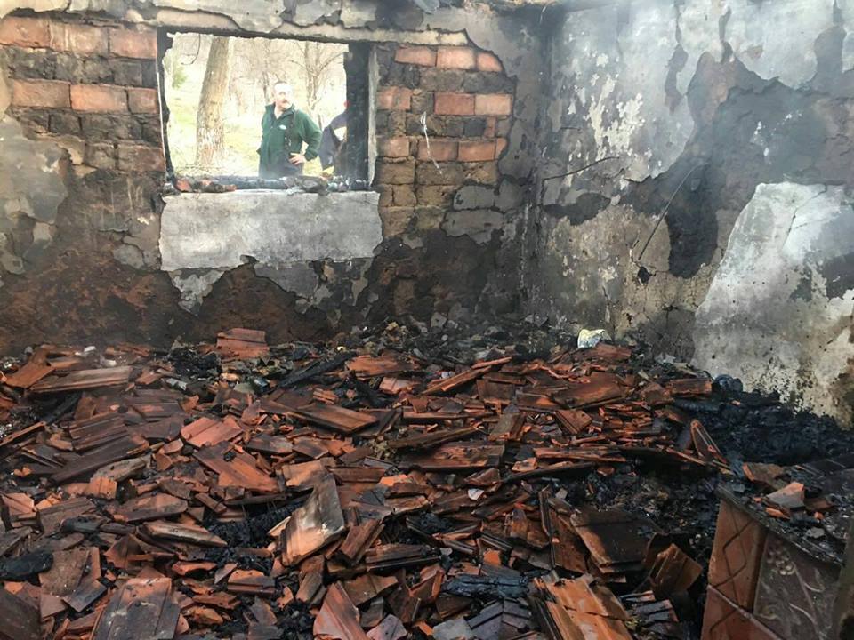 Без даху над головою та опіки 2 ступеня: на Виноградівщині чоловік постраждав під час пожежі у будинку (ФОТО)