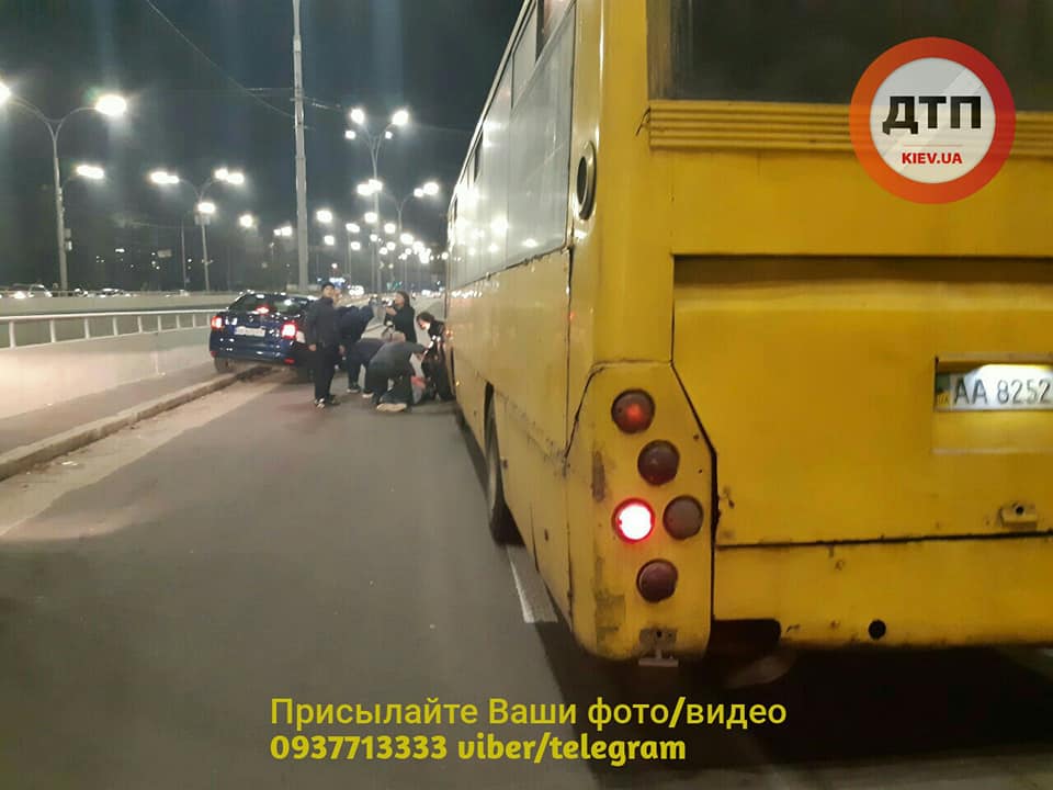 Жахлива ДТП у Києві: маршрутний автобус збив групу жінок (ФОТО, ВІДЕО 18+)