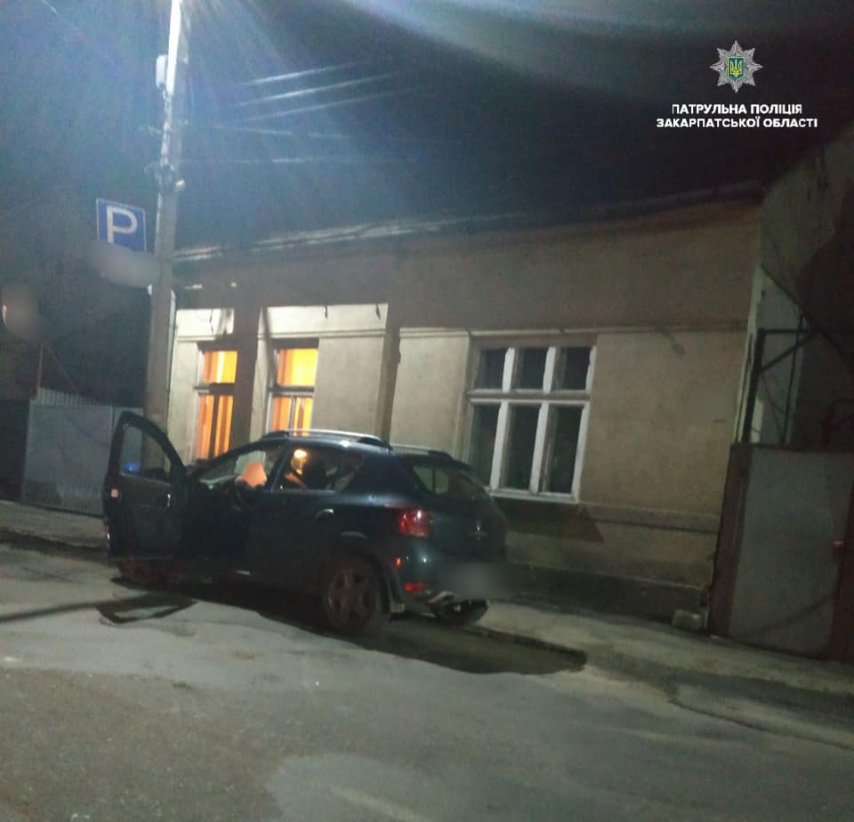 Патрульні Закарпаття розповіли, кого виявили цієї ночі в Ужгороді та Мукачеві (ФОТО)