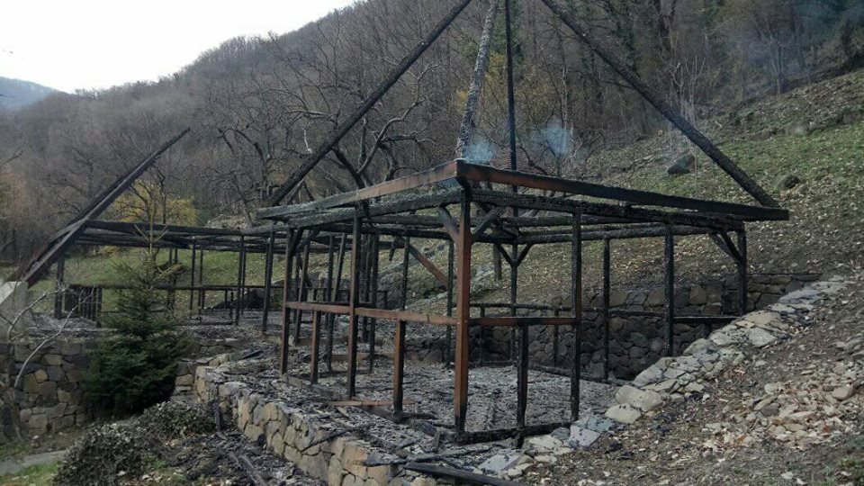 На Виноградівщині раптово виникла пожежа, приборкати яку рятувальники не встигли (ФОТО)