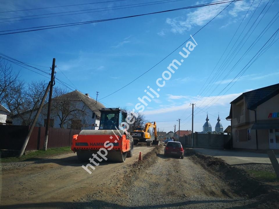 Рух транспорту ускладнено: на Виноградівщині ремонтують дорогу міжнародного значення (ФОТО)