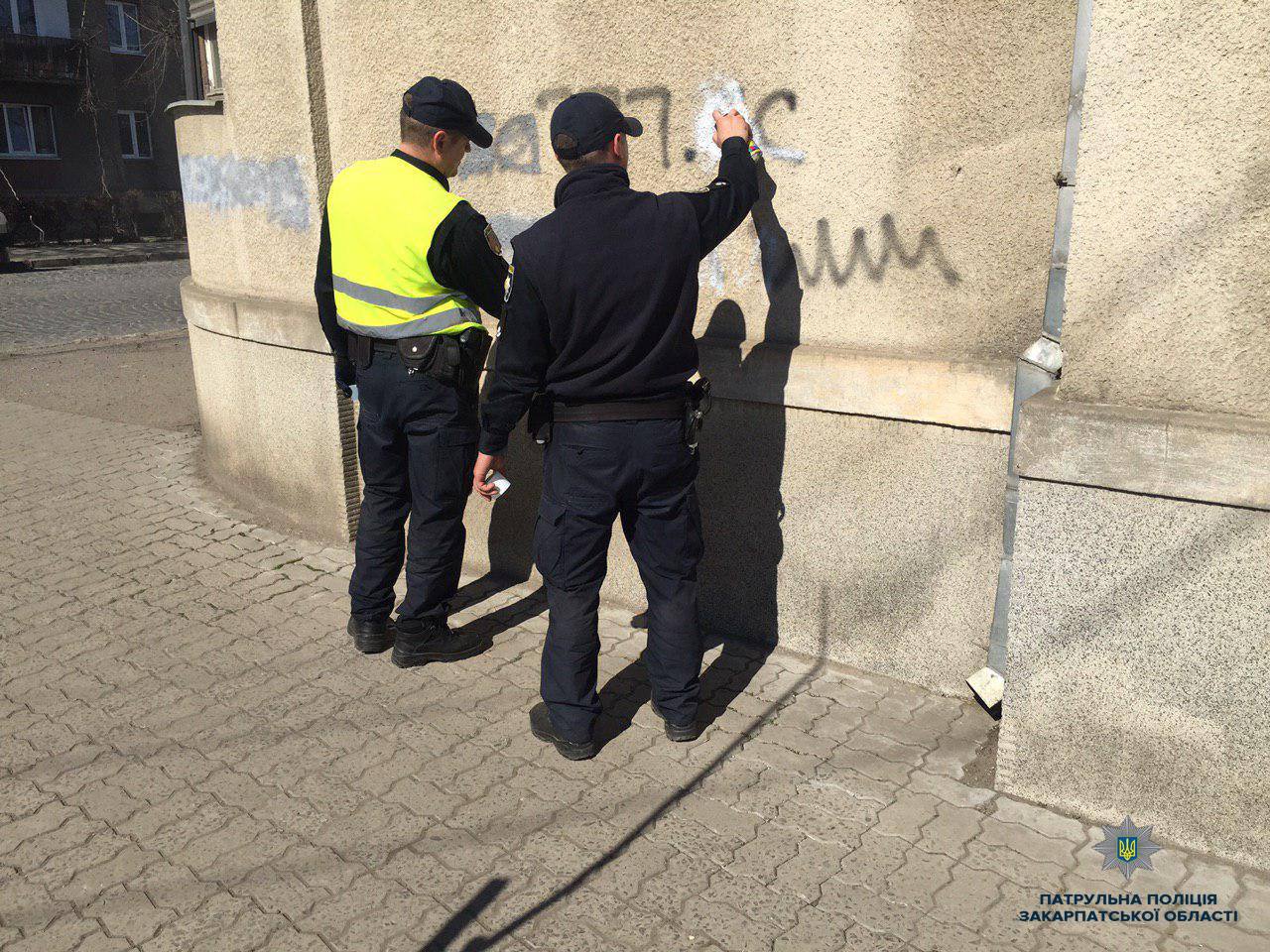 Дожилися: в Мукачеві сайти наркодилерів пишуть на парканах та стінах будинків (ФОТО)