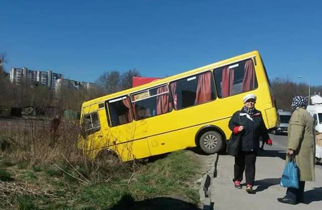 Водію стало зле за кермом: у ДТП потрапив автобус з пасажирами (ФОТО)