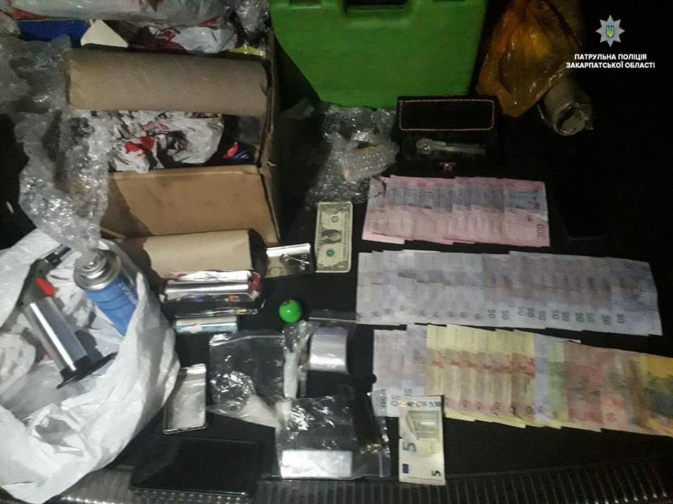 Уночі в Ужгороді патрульні затримали ймовірних наркоторговців (ФОТО)