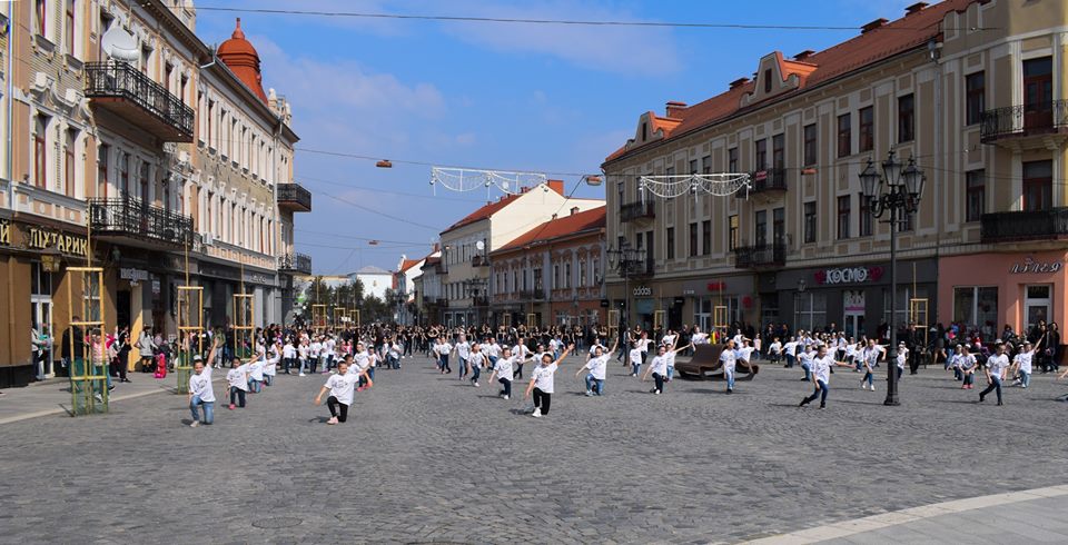 Масштабний танцювальний флешмоб пройшов в Ужгороді (ФОТО, ВІДЕО)