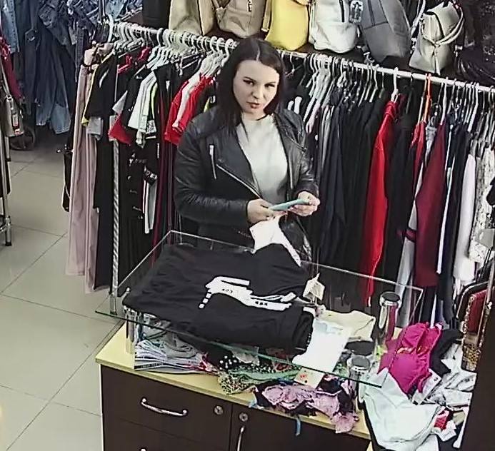 В Ужгороді камера спостереження зафіксувала юну крадійку (ФОТО)