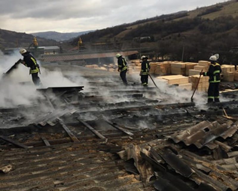 Масштабна пожежа на Закарпатті:  горів цех (ФОТО)