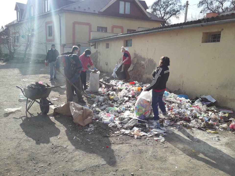 Не смітити: в Берегові місцеві жителі прибрали стихійне сміттєзвалище (ФОТО)