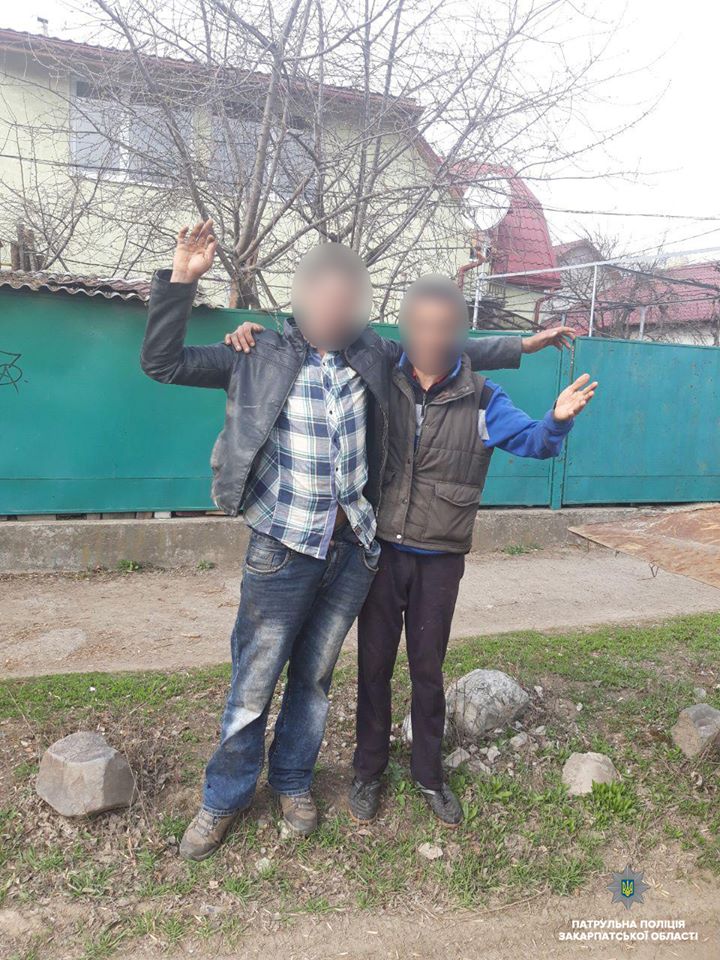 Невдале пограбування: в Ужгороді патрульні затримали злочинців "на гарячому" (ФОТО)