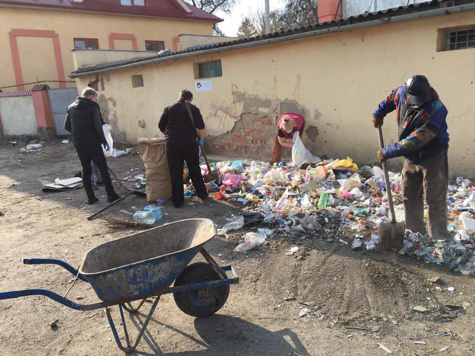 Мешканці Берегова самостійно ліквідували стихійне сміттєзвалище (ФОТО)