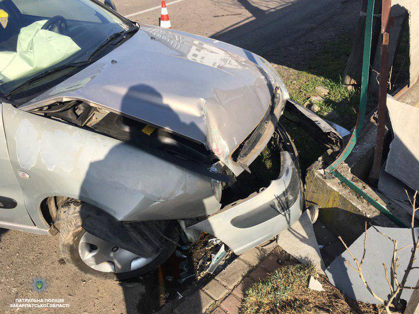 ДТП у Мукачеві: жінка-водій не впоралася з керуванням (ФОТО)