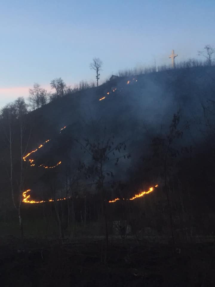 На межі Тячівського та Рахівського районів, два дні поспіль горить сухостій (ФОТО)