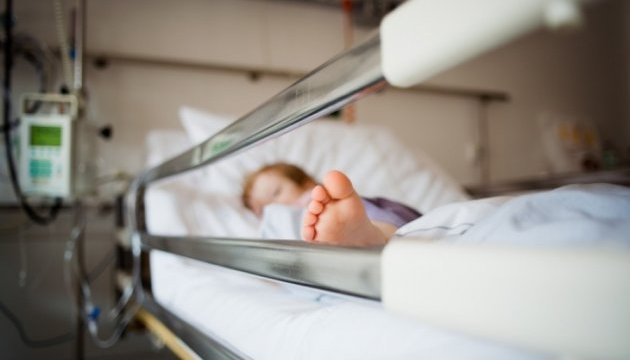 Ледь не залікували до смерті: дитина опинилася у лікарні після самолікування батьками