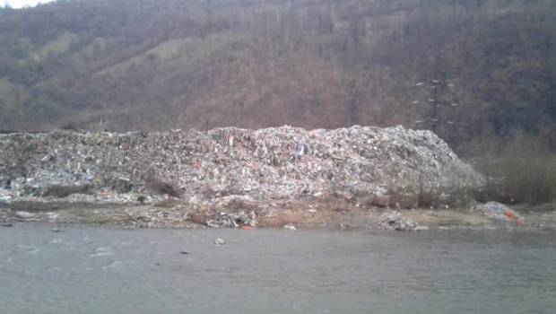 Центр Європи: гігантський смітник на березі Тиси показали в соцмережах