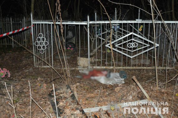 Тіло в пакеті: маленького хлопчика знайшли мертвим на цвинтарі (ФОТО)