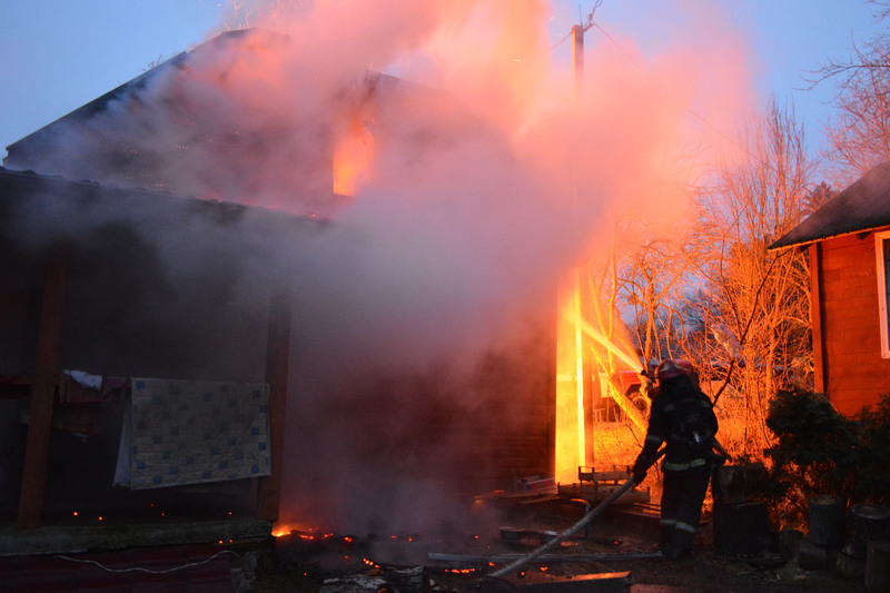 На Закарпатті майже одночасно спалахнули три житлові будинки