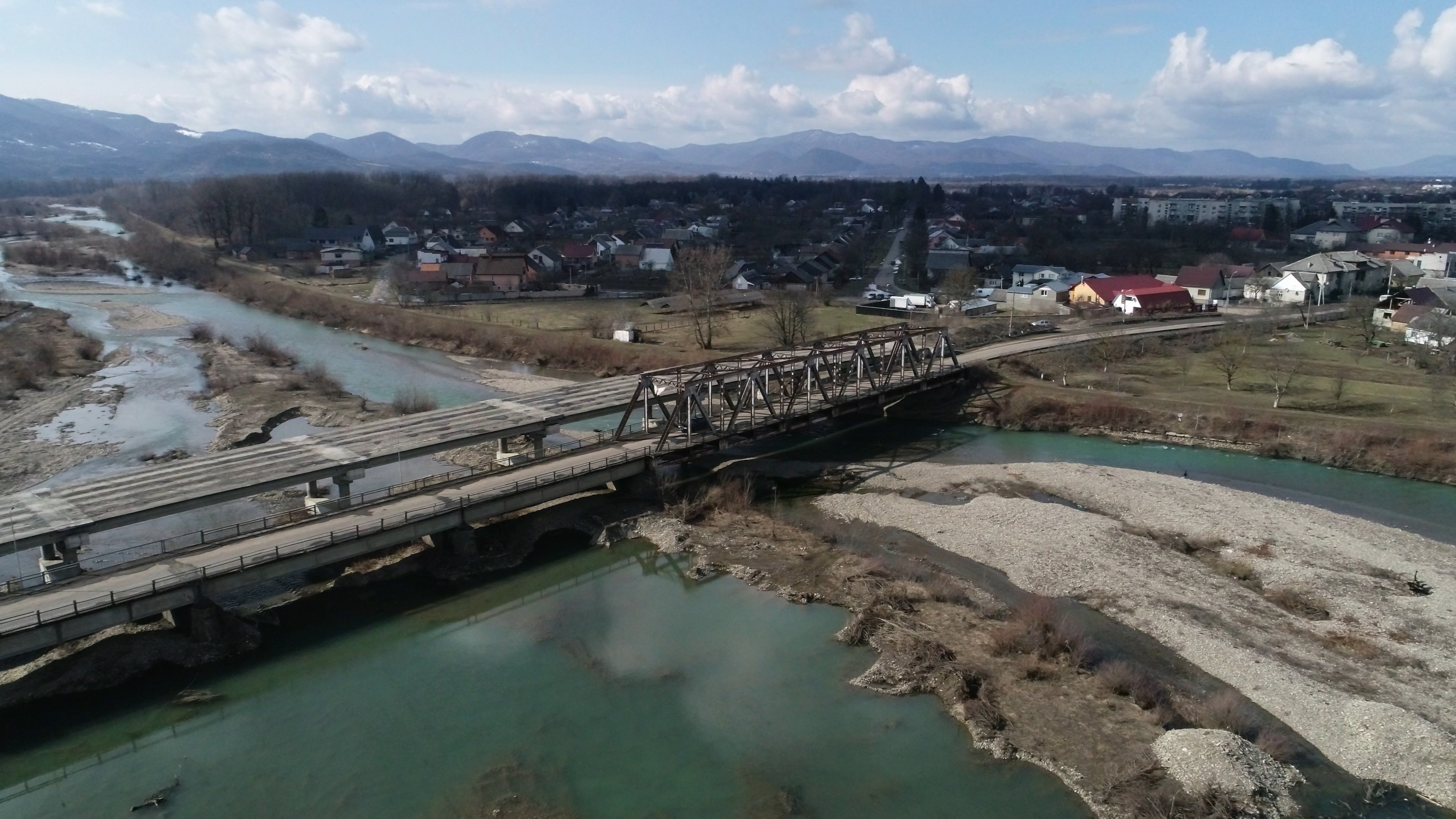 Горе-міст через річку Теребля на Тячівщині і досі бентежить місцевих (ВІДЕО)