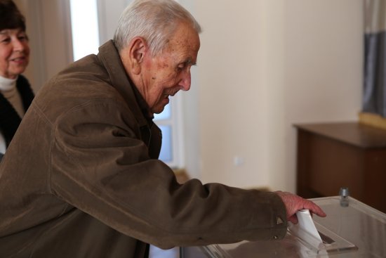 В Ужгороді 101-річний довгожитель особисто прийшов голосувати на дільницю