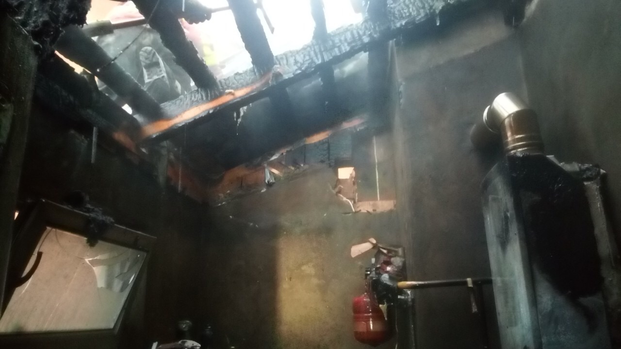 Гарячі вихідні: закарпатським вогнеборцям вдалося ліквідувати дві пожежі у житлових будинках (ФОТО)