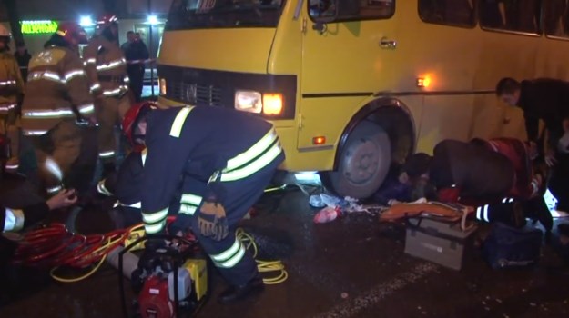 Моторошна ДТП за участі маршрутки: з-під автобуса дівчину витягували 12 рятувальників (ФОТО, ВІДЕО)