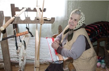 Незабуті традиції: майстриня з Красної, що на Тячівщині, вже понад півстоліття тче різнобарвні верети (ФОТО)
