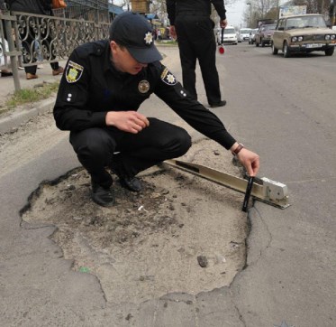 До уваги закарпатців: бачите яму на дорозі — зателефонуйте в поліцію