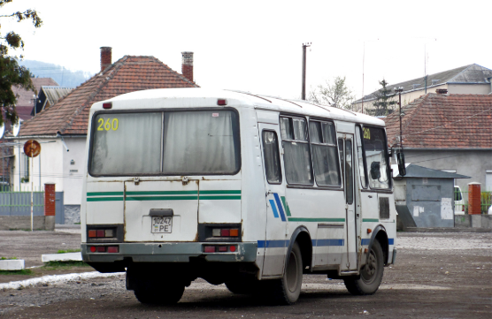 Через недотримання водієм правил безпеки у Мукачеві під час руху автобуса випали пасажири
