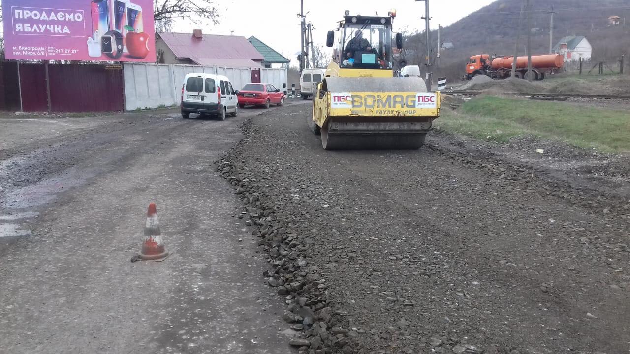 На Закарпатті продовжують ремонт доріг: на черзі Виноградівщина (ФОТО)