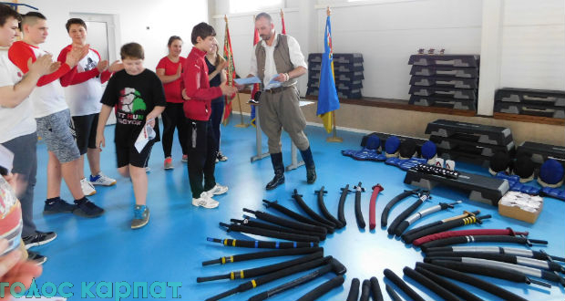 У Закарпатськму угорському інституті провели турнір з фехтування на шаблях (ФОТО)