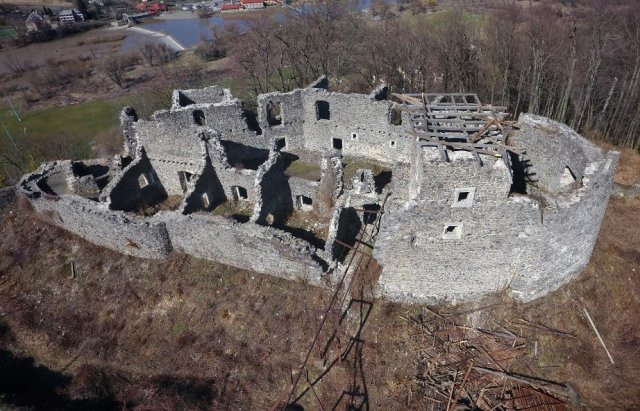У соцмережі показали аерозйомку Невицького замку після руйнування (ФОТО, ВІДЕО)