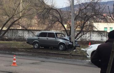 ДТП у Мукачеві: водій на швидкості влетів у електроопору тим самим зломивши її (ФОТО)