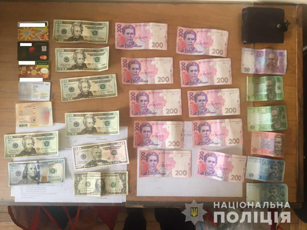 У Мукачеві жінку пограбували в аптеці, викравши понад 9 тисяч гривень (ФОТО)