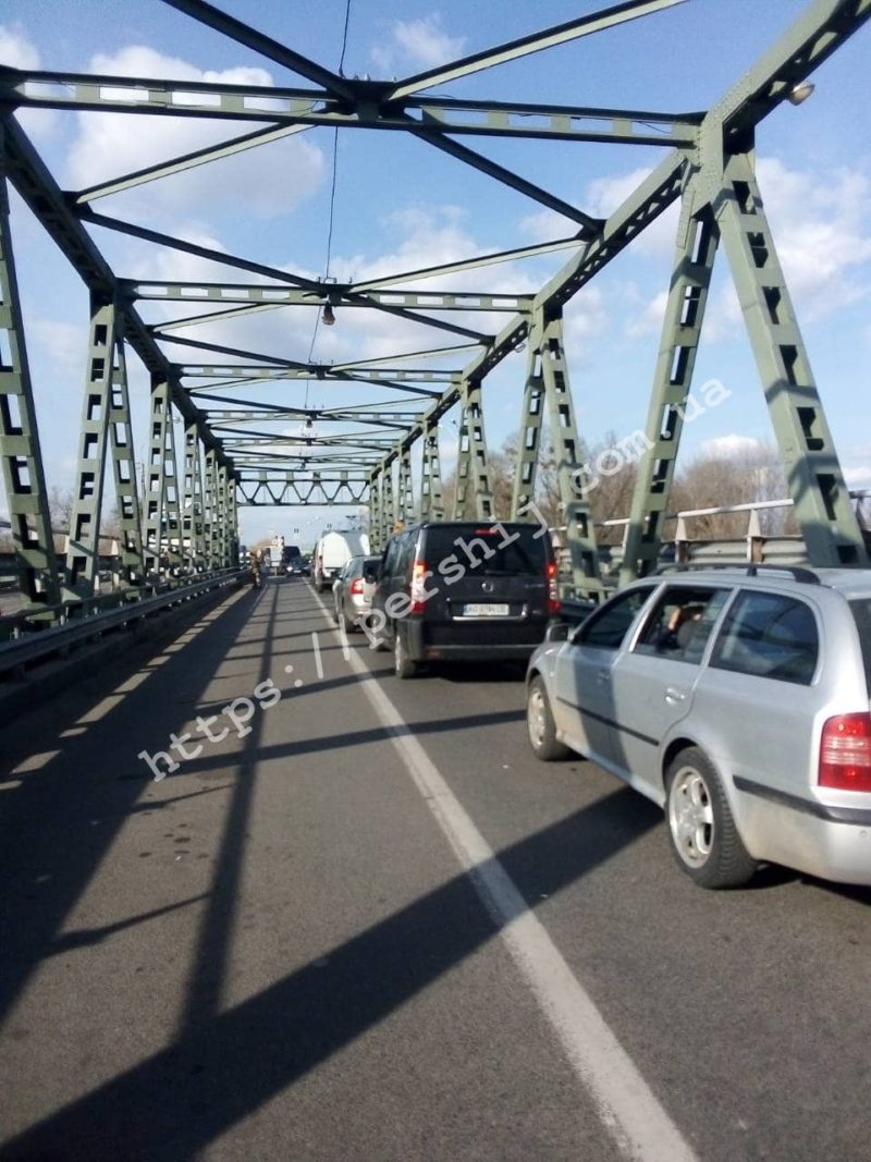 На КПП “Тиса” все ще довжелезні черги з автівок