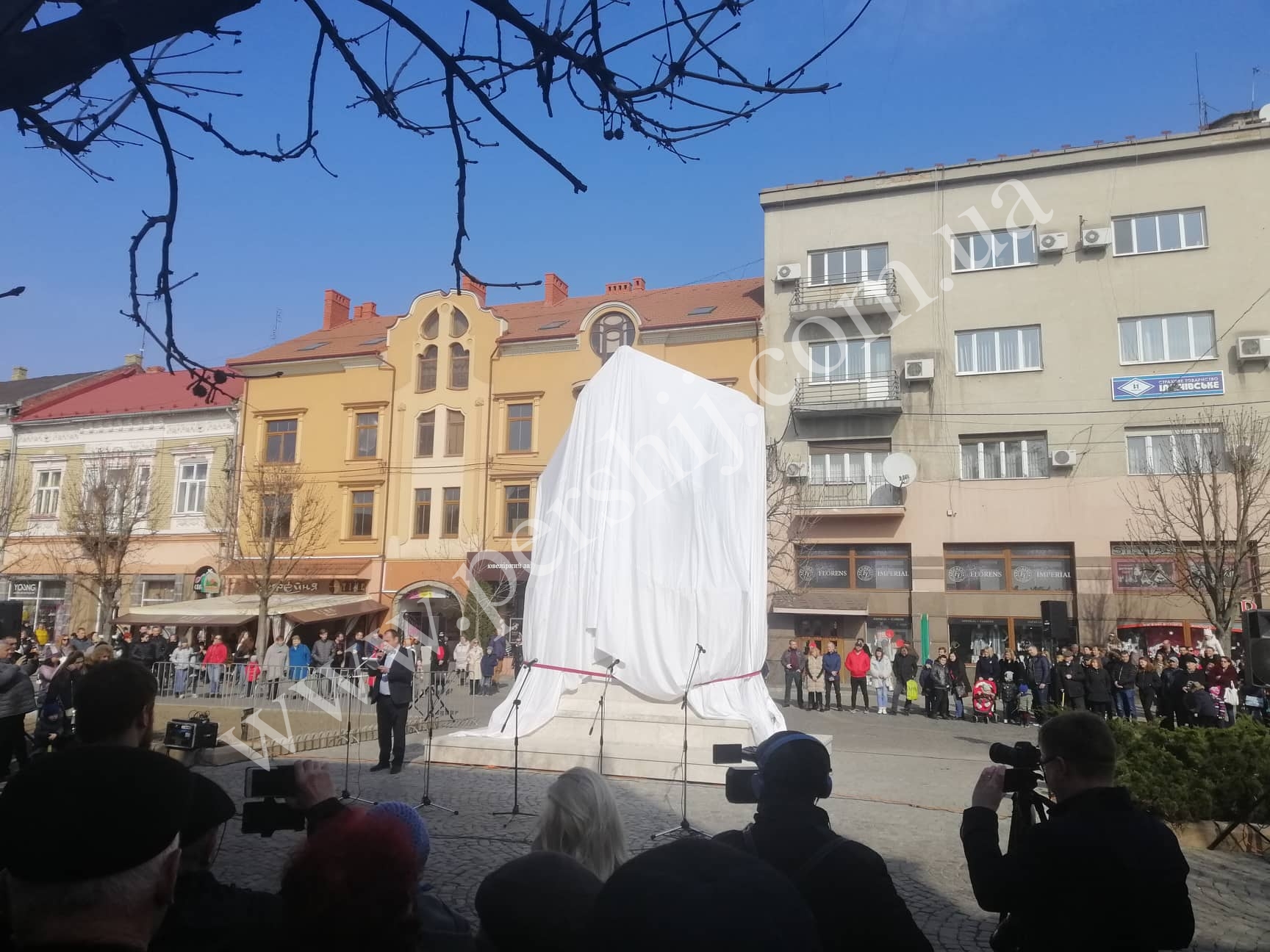 У Мукачеві відкрили монументальну скульптуру на честь покровителя міста (ФОТО)