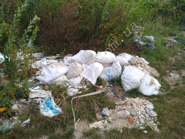 Береги Латориці у Мукачеві потопають у будівельному смітті (ФОТО)
