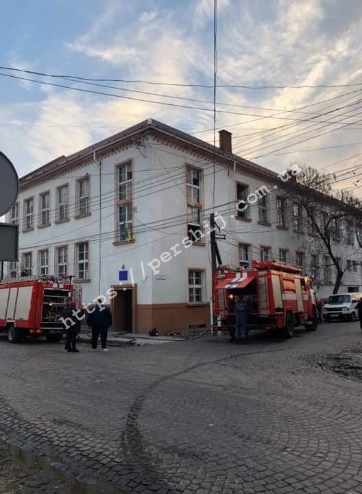 Пожежа у Виноградові: горить будівля Політехнікуму (ФОТО)