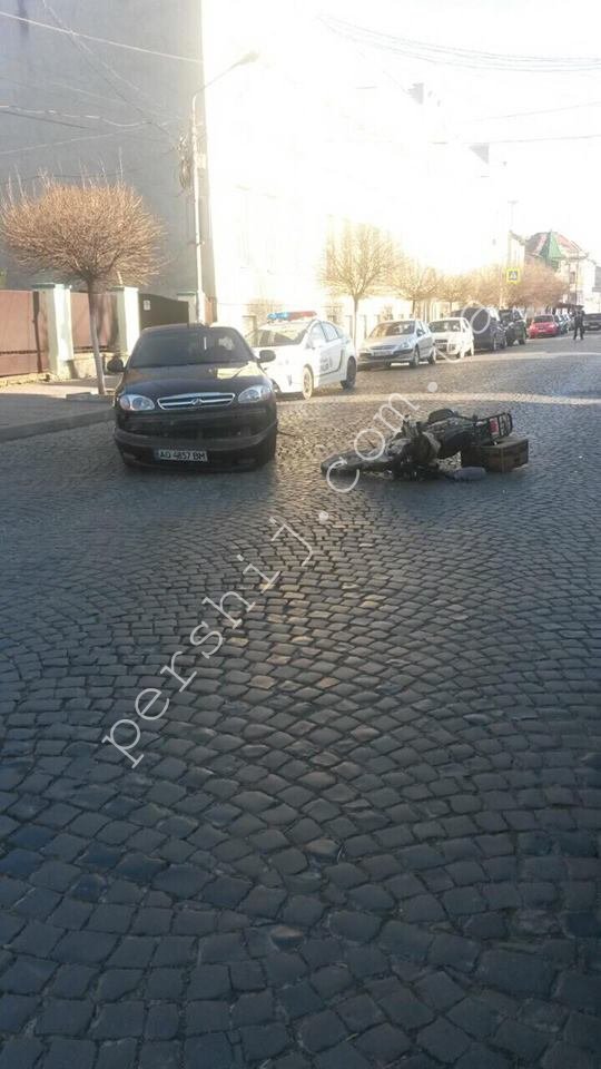 Ранкова ДТП в Мукачеві за участі мотоцикла (ФОТО)