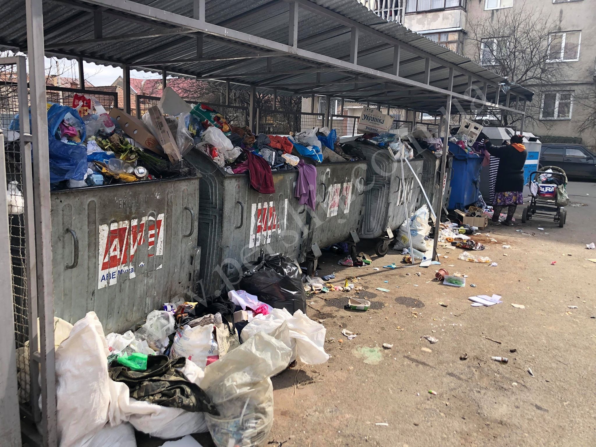 У Мукачеві знову фіксують переповнені сміттєві майданчики (ФОТО)